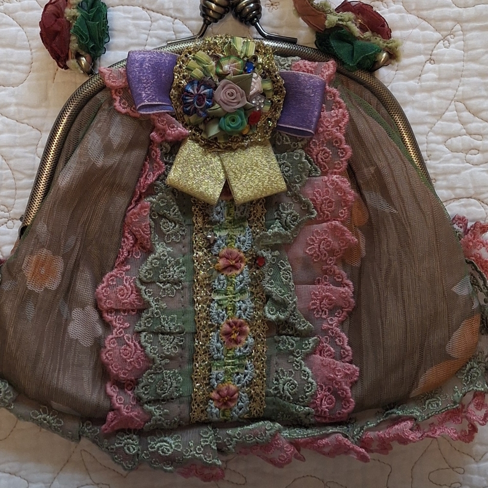 Malina Artisan Style Kiss Clasp Purse - Picture 3 of 9
